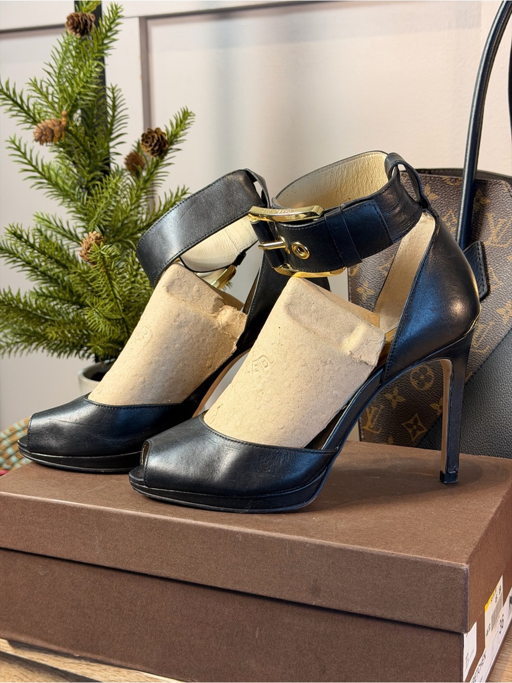 Michael Kors Wide Cuff Ankle Strap HEELS Gold BUCKLE Peep TOE Black Leather 8M